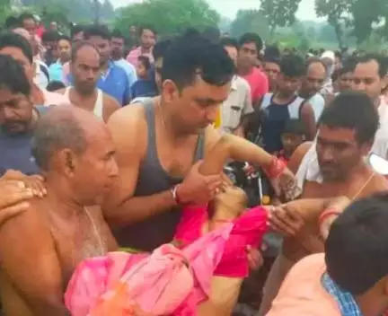 झारखंड के देवघर में पुल की रेलिंग तोड़कर नहर में गिरी बोलेरो, एक ही परिवार के 5 लोगों की हुई मौत #सड़क_हादसा