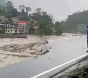 अचानक आई बाढ़ से सिक्किम में 14 लोगों की हुई मौत व 26 हुए घायल, अब भी लापता हैं 102 लोग #बाढ़
