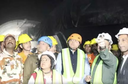 भगवान हमारी मदद करें: उत्तराखंड में धंसी निर्माणाधीन सुरंग में फंसे लोगों को लेकर सीएम धामी #सुरंग #धामी
