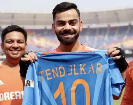 सचिन तेंदुलकर ने विराट कोहली को गिफ्ट की 2011 विश्व कप की अपनी जर्सी, बीसीसीआई ने शेयर कीं तस्वीरें #सचिन #कोहली