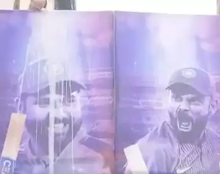 फैन्स ने महाराष्ट्र में रोहित शर्मा और विराट कोहली के पोस्टर्स को 100 लीटर दूध से नहलाया, वीडियो हुआ वायरल #रोहित #कोहली