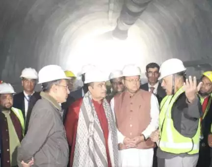 उत्तराखंड में सुरंग में फंसे मज़दूरों को बाहर निकालना हमारी सर्वोच्च प्राथमिकता: गडकरी #उत्तरकाशी