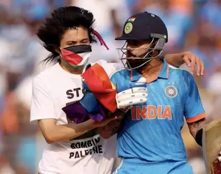 विश्व कप फाइनल में फिलिस्तीन के झंडे का मास्क पहनकर पिच तक पहुंचा युवक, विराट को पीछे से पकड़ा #फिलिस्तीन #क्रिकेट