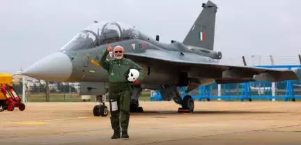 प्रधानमंत्री नरेंद्र मोदी ने तेजस विमान में भरी उड़ान, शेयर कीं तस्वीरें #नरेंद्र_मोदी