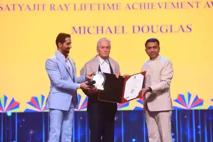 हॉलीवुड अभिनेता माइकल डगलस को मिला सत्यजीत रे लाइफटाइम अचीवमेंट अवॉर्ड #एंटरटेनमेंट