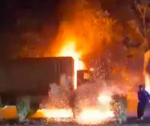 उत्तर प्रदेश के बरेली में डंपर से टकराई बारात से लौट रही कार, 8 लोगों की ज़िंदा जलकर हुई मौत #सड़क_हादसा