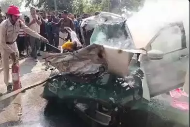 जांजगीर-चांपा में अनियंत्रित ट्रक ने कार को मारी टक्कर, नवविवाहित जोड़े समेत 5 लोगों की मौत #सड़क_हादसा