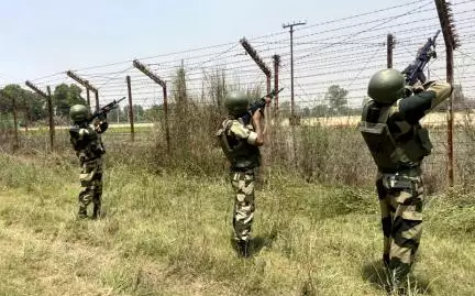 जम्मू-कश्मीर में घुसपैठ करने की फिराक में हैं 300 पाकिस्तानी आतंकी: बीएसएफ #आतंकवाद #पाकिस्तान