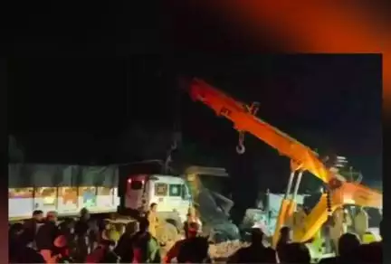 इटावा में नैशनल हाईवे पर ढाबे में घुसा अनियंत्रित ट्रक, 3 लोगों की हुई मौत व 3 घायल #सड़क_हादसा