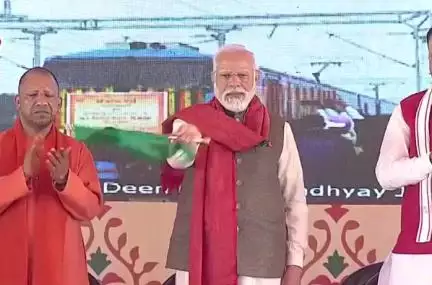 प्रधानमंत्री नरेंद्र मोदी ने वाराणसी-नई दिल्ली रूट की दूसरी वंदे भारत ट्रेन को दिखाई हरी झंडी #वंदे_भारत