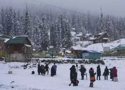 जम्मू-कश्मीर के गुलमर्ग और अन्य हिस्सों में बिछी बर्फ की मोटी चादर, सामने आईं तस्वीरें #बर्फबारी