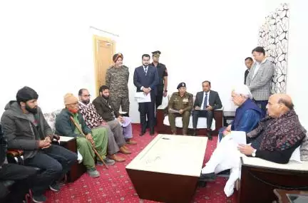 राजनाथ सिंह ने किया राजौरी का दौरा, पुंछ में सेना के अभियान के दौरान मृत मिले 3 नागरिकों के परिजन से की मुलाकात #सेना