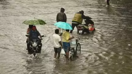 चक्रवात 'मिचाउंग' के कारण चेन्नई समेत कई इलाकों में बारिश शुरू, कई ट्रेनें व फ्लाइट्स रद्द #तूफान