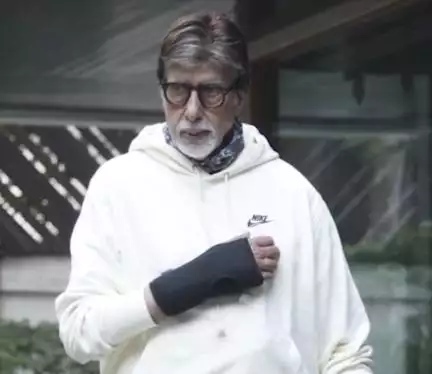 अमिताभ बच्चन ने किया हाथ की सर्जरी होने का खुलासा, रिस्ट ब्रेस पहने हुए तस्वीरें कीं शेयर #अमिताभ_बच्चन #बॉलीवुड