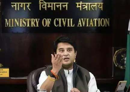 सरकार ने विमान के पास बैठकर खाना खाते लोगों के वायरल वीडियो को लेकर इंडिगो व मुंबई एयरपोर्ट को थमाया नोटिस #इंडिगो