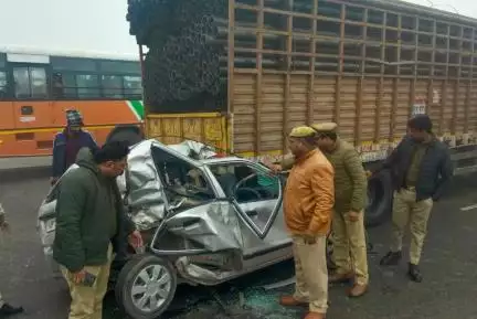 यूपी में घने कोहरे के चलते आपस में टकराकर क्षतिग्रस्त हुईं 10 गाड़ियां, कई लोग घायल #दुर्घटना