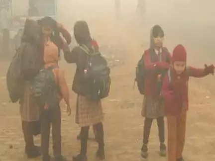 यूपी में भीषण ठंड व शीतलहर के चलते फिर बढ़ाई गईं कई ज़िलों में स्कूलों की छुट्टियां #ठंड #शीतलहर #स्कूल_बंद