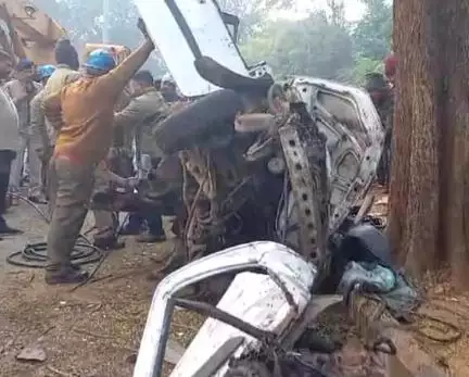 जमशेदपुर में अनियंत्रित कार के डिवाइडर से टकराने के बाद 6 लोगों की मौत, 2 गंभीर रूप से घायल #सड़क_हादसा