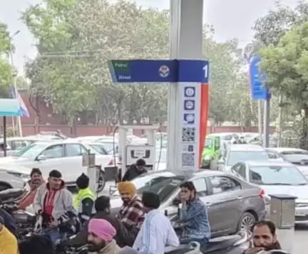 हिट ऐंड रन कानून के नए प्रावधानों को लेकर ट्रक चालकों की हड़ताल के बीच यूपी में कई पेट्रोल पंप पर खत्म हुआ ईंधन #हड़ताल