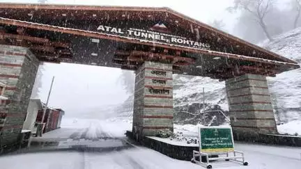 हिमाचल प्रदेश में बर्फबारी की वजह से अटल टनल के पास फंसे 300 पर्यटक, पुलिस ने किया रेस्क्यू #बर्फबारी