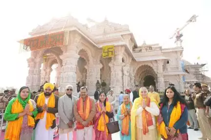 दिल्ली सीएम केजरीवाल और पंजाब सीएम मान ने अयोध्या में परिवार सहित किए रामलला के दर्शन #रामलला #केजरीवाल