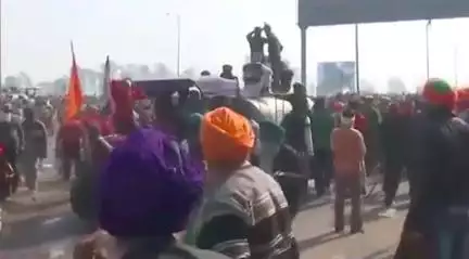 किसानों को रोकने के लिए पंजाब-हरियाणा बॉर्डर पर फिर दागे गए आंसू गैस के गोले #किसान_आंदोलन