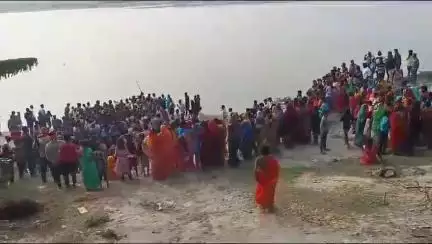 वैशाली प्रखंड क्षेत्र अंतर्गत नारायणी नदी में#सिमरा घाट के किनारे #मूर्ति_विसर्जन_के_दौरान_7_से_8 लोगों की #डूबने का सूच