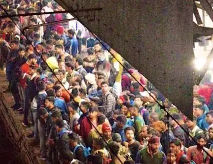 राहुल गांधी ने शेयर की कानपुर स्टेशन पर पुलिस भर्ती परीक्षा के अभ्यर्थियों की भीड़ की तस्वीर #राहुल_गांधी #राजनीति