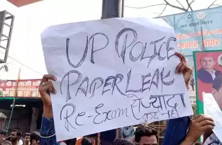 यूपी में पुलिस भर्ती परीक्षा का पेपर लीक होने का आरोप लगाते हुए अभ्यर्थियों ने कई जगह किया प्रदर्शन #पेपर_लीक
