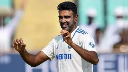 टेस्ट में किसी देश के खिलाफ 100 विकेट लेने व 1,000 रन बनाने वाले पहले एशियाई बने अश्विन #क्रिकेट #टेस्ट_मैच