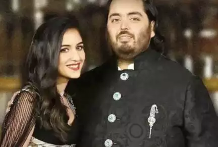 अनंत-राधिका के प्री-वेडिंग सेलिब्रेशन के लिए परिवार संग गुजरात पहुंचे शाहरुख, सिंगर रिहाना भी पहुंचीं #अंबानी #शाहरुख