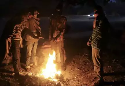 दिल्ली में घने कोहरे के कारण विज़िबिलिटी हुई शून्य, बारिश की संभावना #कोहरा
