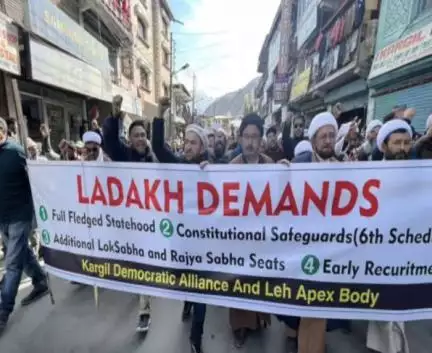 लद्दाख को राज्य बनाने की मांग को लेकर लेह में अत्यंत ठंड के बीच हज़ारों लोगों ने किया मार्च #लद्दाख