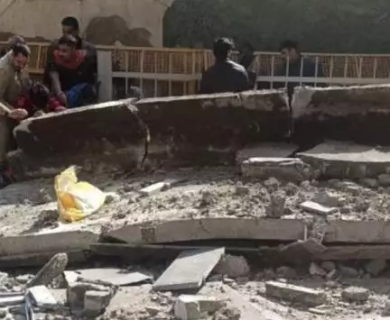 दिल्ली में गोकुलपुरी मेट्रो स्टेशन का एक हिस्सा ढहा, मलबे में दबे शख्स को सुरक्षित निकाला गया #हादसा #मेट्रो