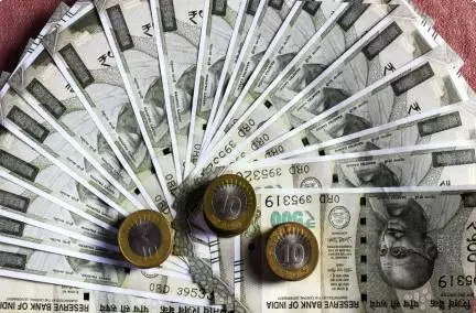 अमेरिकी डॉलर के मुकाबले टूटकर रिकॉर्ड निचले स्तर ₹83.43 पर पहुंचा भारतीय रुपया #अर्थव्यवस्था #डॉलर