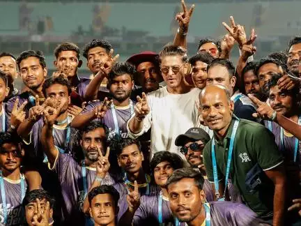 केकेआर की जीत के बाद शाहरुख खान ने ईडन गार्डन्स के ग्राउंड स्टाफ के साथ खिंचवाई तस्वीर #शाहरुख #आईपीएल