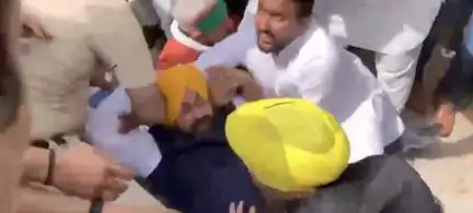 पीएम आवास का घेराव करने पहुंचे पंजाब के मंत्री हरजोत सिंह को हिरासत में लिया गया #केजरीवाल #प्रदर्शन
