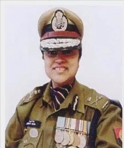 पेपर लीक होने के बाद यूपी पुलिस भर्ती बोर्ड के अध्यक्ष पद से हटाई गईं रेणुका मिश्रा #पुलिस_भर्ती