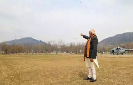पीएम मोदी ने कश्मीर यात्रा के दौरान शंकराचार्य पर्वत को हाथ जोड़कर किया प्रणाम, तस्वीरें कीं शेयर #राजनीति #कश्मीर