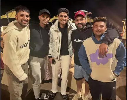 रोहित ने सीरीज़ जीतने के बाद जूनियर्स के साथ शेयर की तस्वीर, कहा- गार्डन में घूमने वाले बंदे #रोहित #क्रिकेट