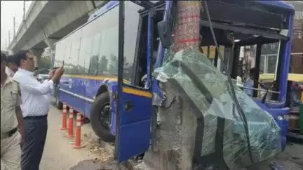राजौरी गार्डन में डिवाइडर पर साइनेज पोल से टकराई डीटीसी बस, 18 लोग हुए घायल  #दुर्घटना