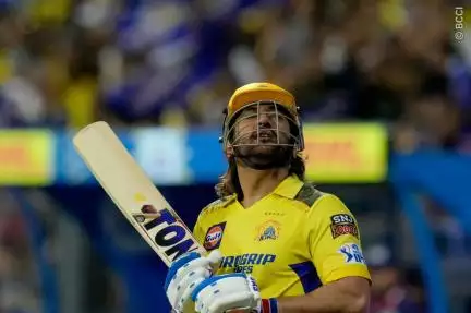 टीम होटल में लंगड़ाते और चलने के लिए सहारा लेते दिखे एमएस धोनी, वीडियो हुआ वायरल #धोनी #आईपीएल