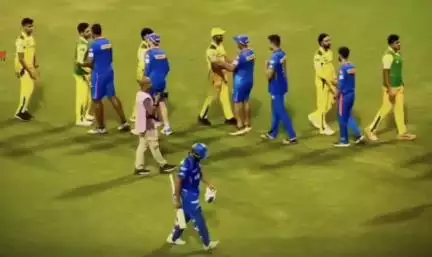 सीएसके के खिलाफ हार के बाद अकेले पविलियन लौटते दिखे रोहित शर्मा, फैन्स ने दी प्रतिक्रिया #रोहित #आईपीएल