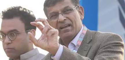 पीएचडी वाले रेलवे में चपरासी की नौकरी के लिए आवेदन कर रहे हैं: बेरोज़गारी को लेकर रघुराम राजन #बेरोज़गारी