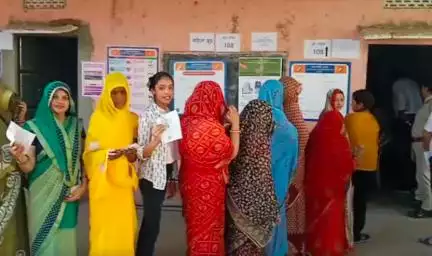 राजस्थान की 12 सीटों पर जारी पहले चरण के लोकसभा चुनाव में दोपहर 1 बजे तक हुआ 33.7% मतदान  #लोकसभा_चुनाव #मतदान