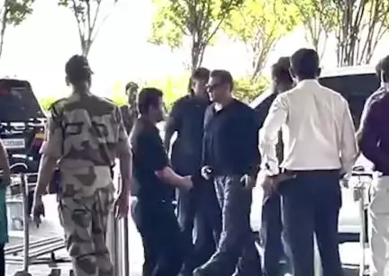 घर के बाहर फायरिंग होने के बाद पहली बार सार्वजनिक तौर पर नज़र आए सलमान, दुबई हुए रवाना #सलमान