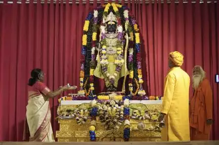 राष्ट्रपति द्रौपदी मुर्मु ने अयोध्या में किए रामलला के दर्शन, पूजा में किया साष्टांग प्रणाम #राममंदिर