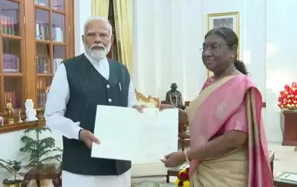 पीएम मोदी ने राष्ट्रपति द्रौपदी मुर्मू से मिलकर पेश किया सरकार बनाने का दावा #चुनाव #पीएम_मोदी