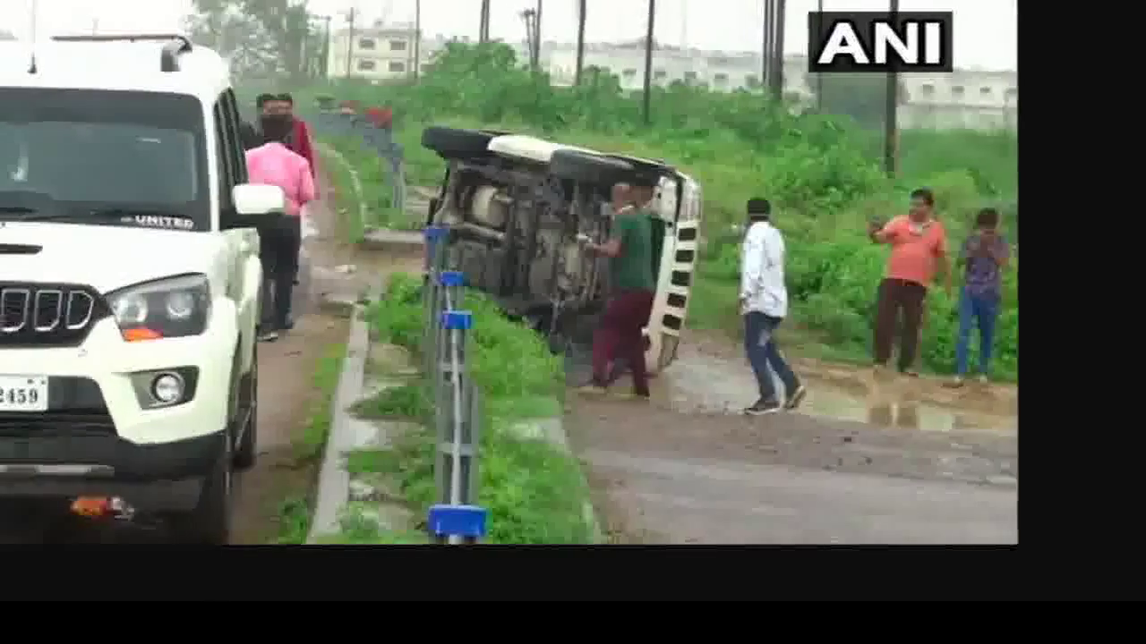 गाड़ी पलटने पर भागने की कोशिश में पुलिस एनकाउंटर में हिस्ट्रीशीटर विकास दुबे की मौत #पुलिस_एनकाउंटर #विकास_दुबे