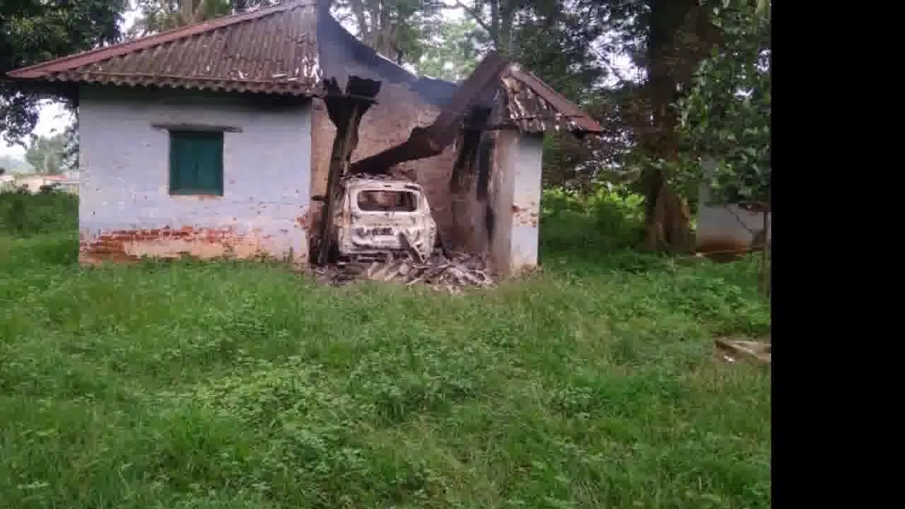 झारखंड में माओवादियों ने वन विभाग के 12 भवनों व कई गाड़ियों को IED से उड़ाया, कर्मचारियों को भी पीटा #माओवादी